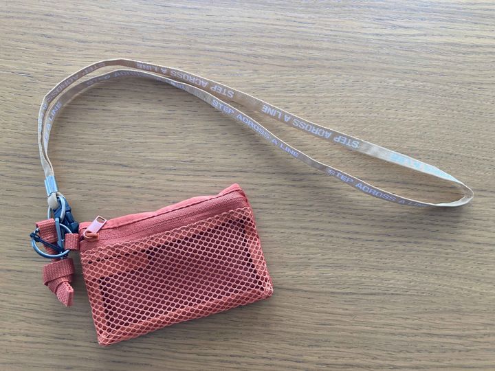 ストラップで首から下げられるようにしたポリエステルカードケース