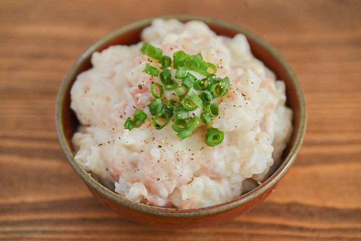 赤い皿に入った長芋マッシュ