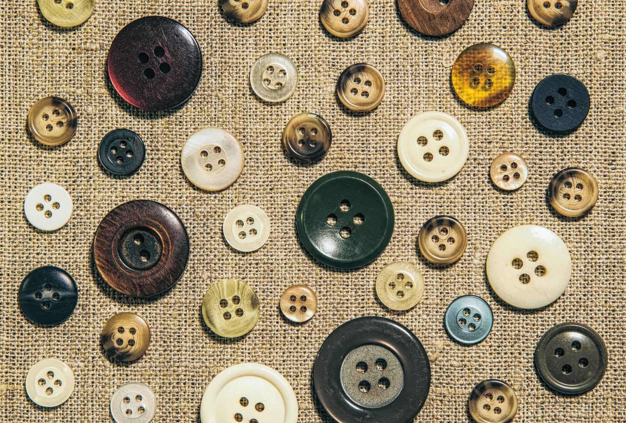 天然のリネン生地とエレガントな茶色の昔ながらのボタン