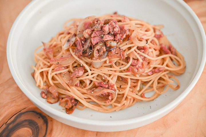 白い皿に盛られたコンビーフパスタ