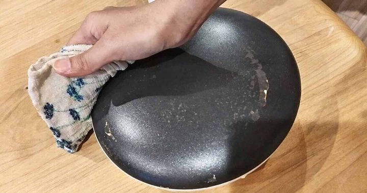 クレープメーカーの汚れを拭き取る