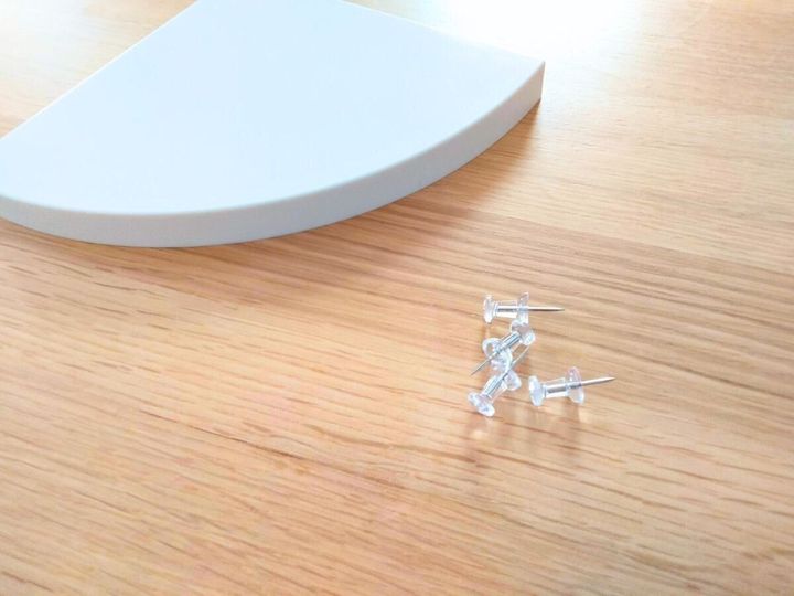 フラットコーナーラックに付属している押しピン