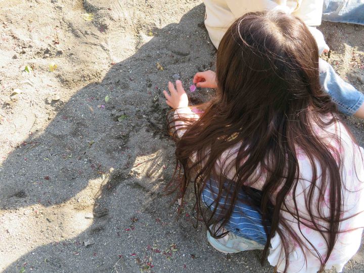 公園で遊ぶ子ども