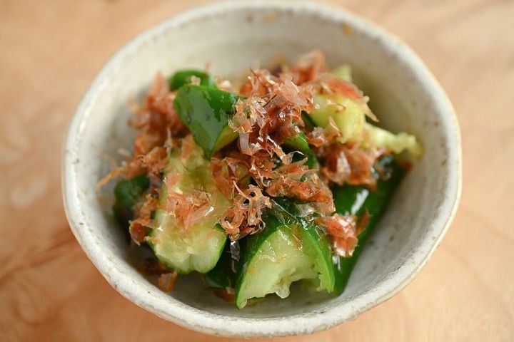 白い皿に盛られたきゅうりのおかか和え