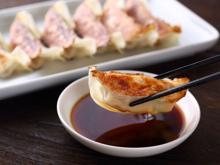 日本の餃子をソースで食べる