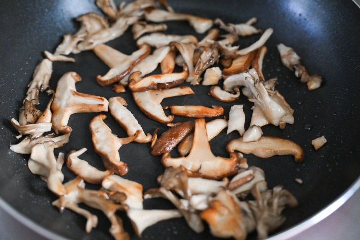 フライパンに入った加熱したきのこ