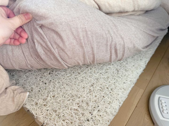 1.普段使いの敷布団にマットレスを積み重ねてベッド風にする