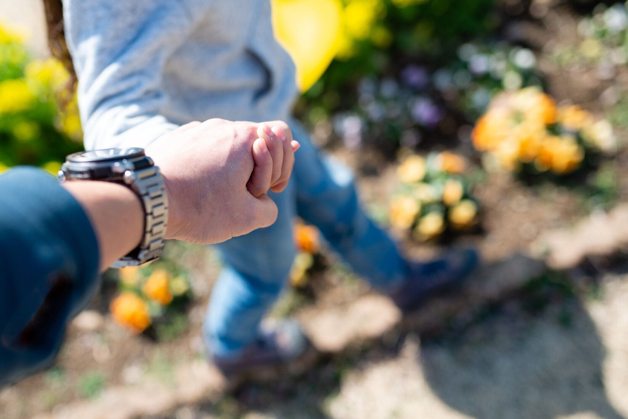 親と子が歩いて手と手します。