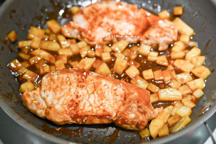 フライパンに入った豚肉