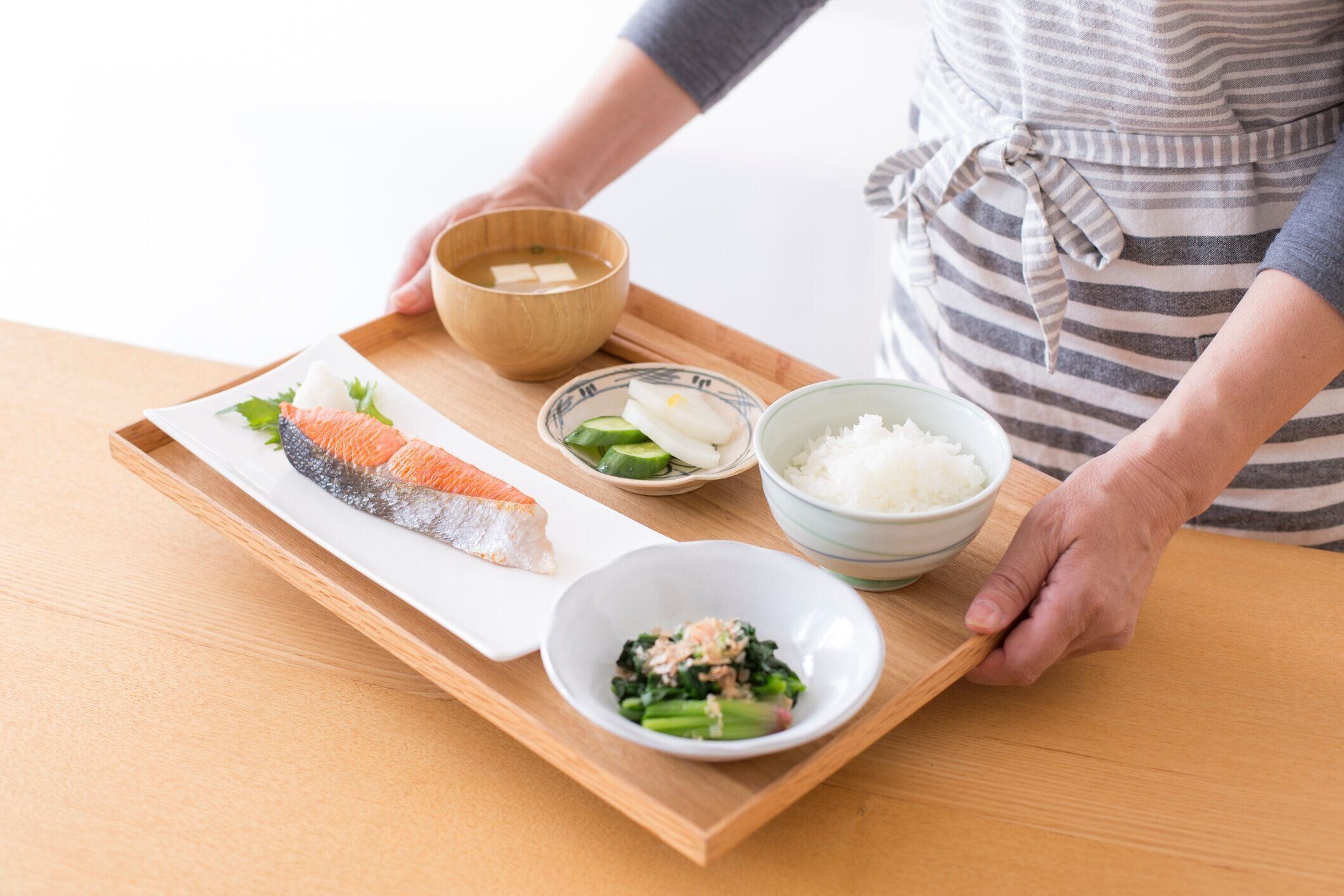 食べ物を提供する