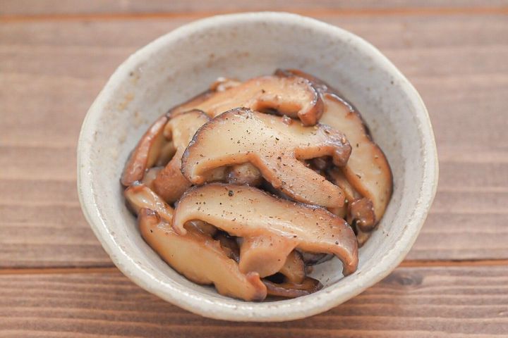 白い皿に入ったしいたけのめんつゆバター炒め