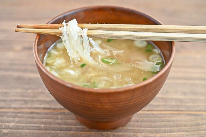 お椀に入ったはるさめみそ汁