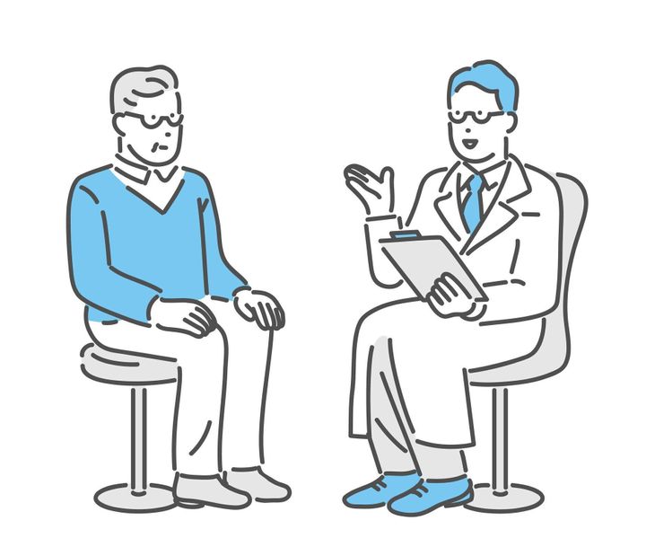 患者に説明する医師