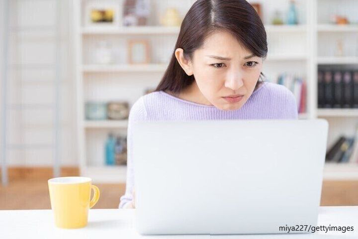 パソコンとにらめっこしている女性