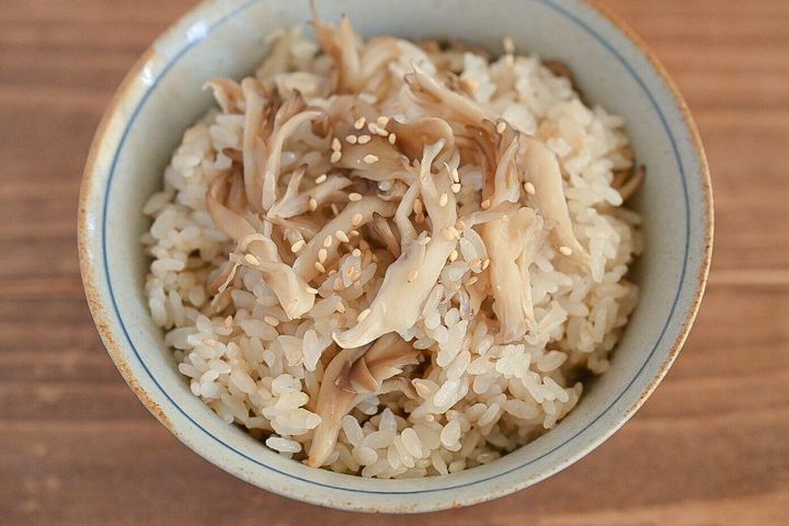 茶碗に盛られたまいたけの炊き込みごはん