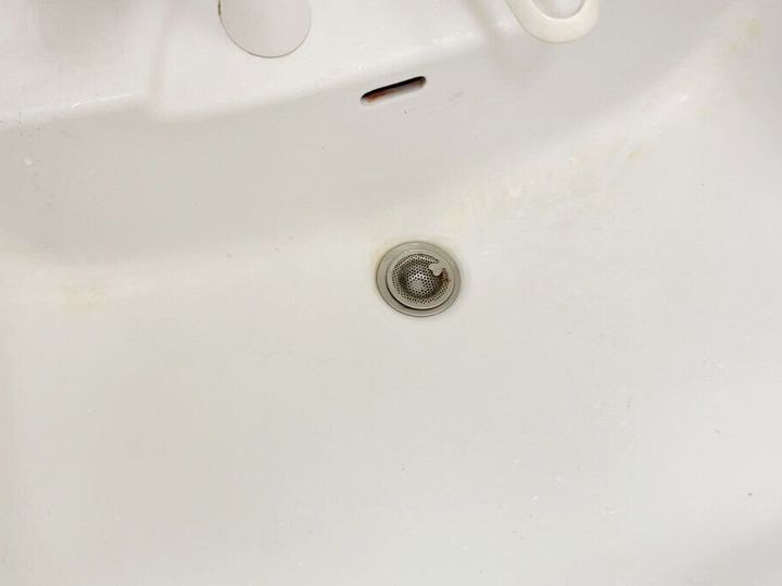 汚れた洗面ボウル