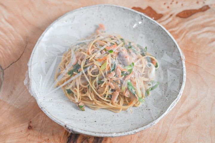 ラップをした食品