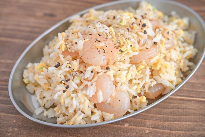 皿に盛られたえびと卵のチャーハン