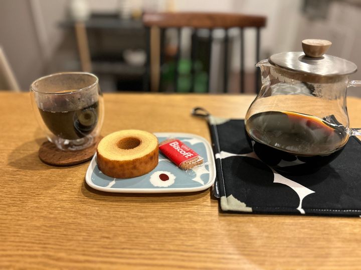 テーブルに並ぶコーヒーとお菓子
