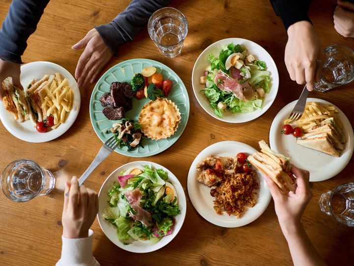 女子会で食事をする女性の手