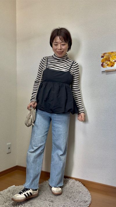 キャミソールとデニムのコーデ