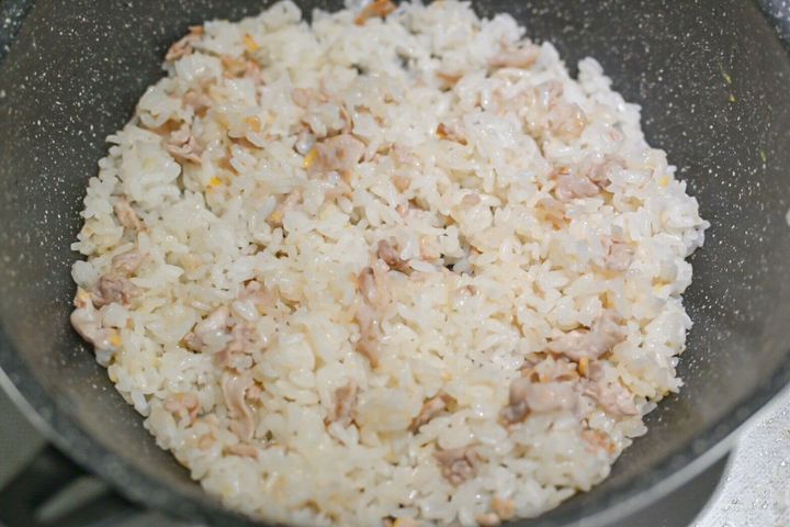 フライパンに入った炒めたごはん