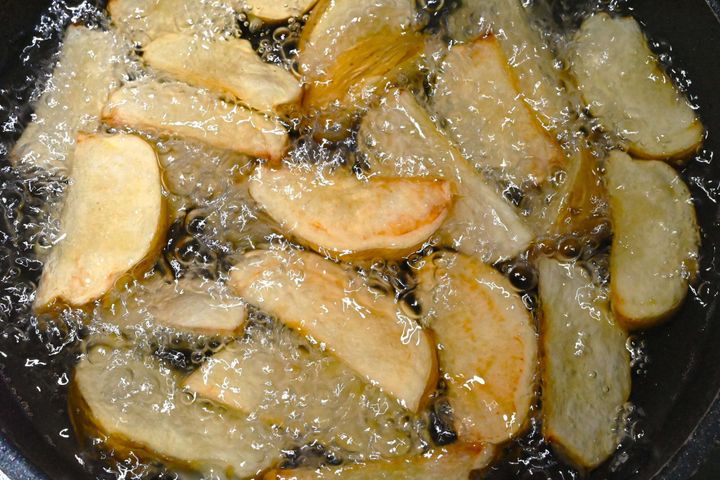 揚げ油に入ったポテト