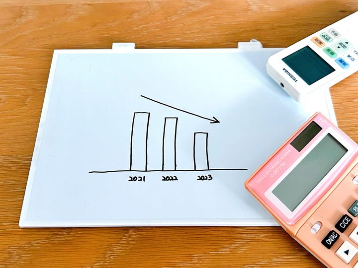 【電気代】前年より減少!エアコン必須の時期に使用量が減った効果的な家電の使いかた