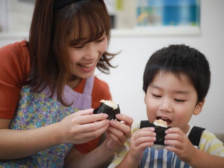 おにぎり食べる親子