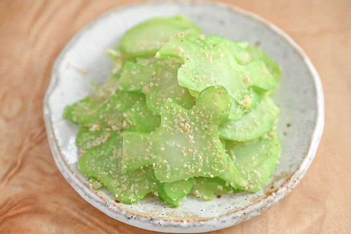 白い皿に盛られたブロッコリーの茎ナムル