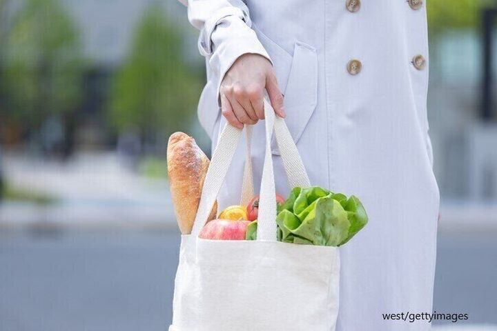 買い物帰りの女性