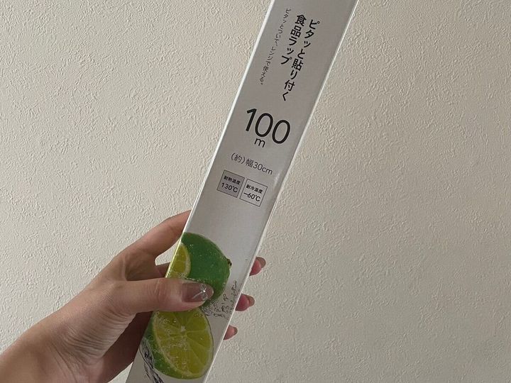 ピタッと貼り付く食品ラップ 298円(税込)