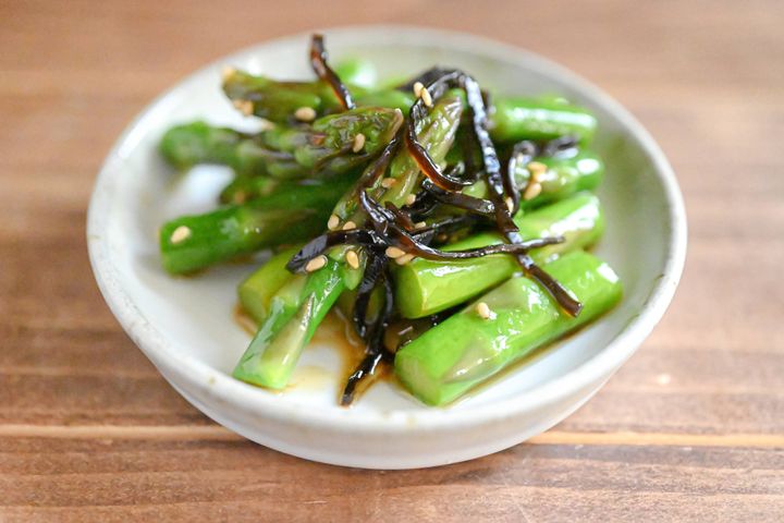 アスパラガスの塩昆布和え