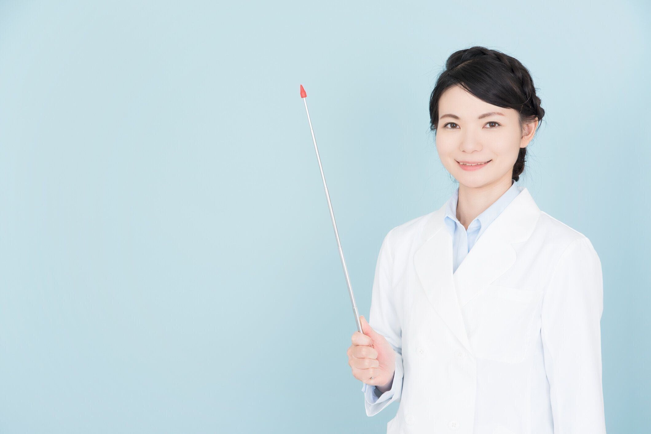 女性の身に着けている白いコート