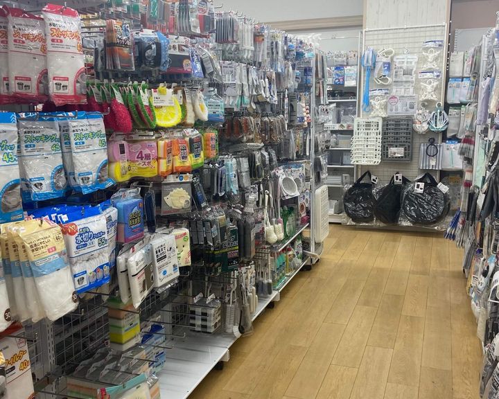 ダイソーで撮った1枚。掃除グッズコーナーはパワースポットみたいな売り場。