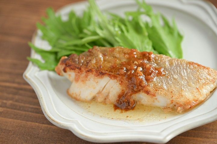 白い皿に盛られたたらのムニエル