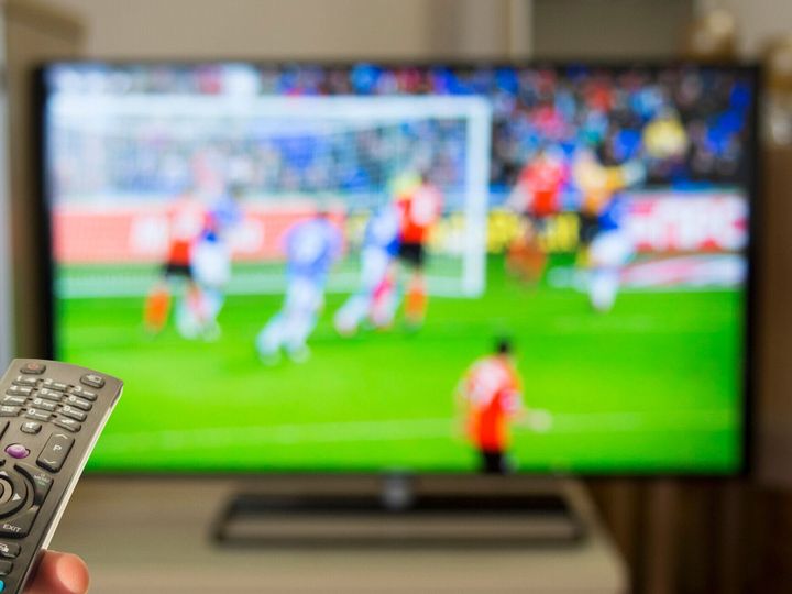 自宅のテレビでサッカーを見てください。