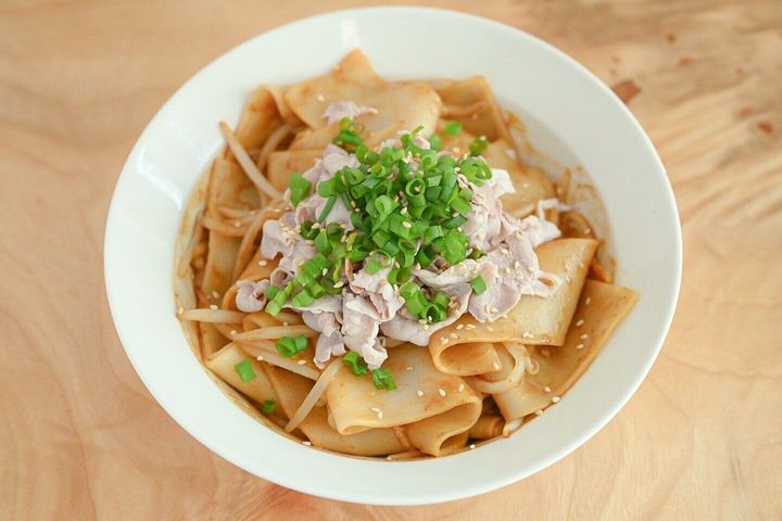 皿に盛られたビャンビャン麺