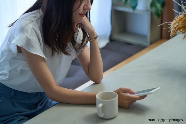 スマホを見る女性の画像