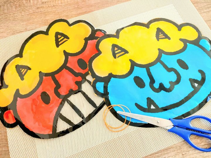 鬼の顔を切り取って鬼のお面作り