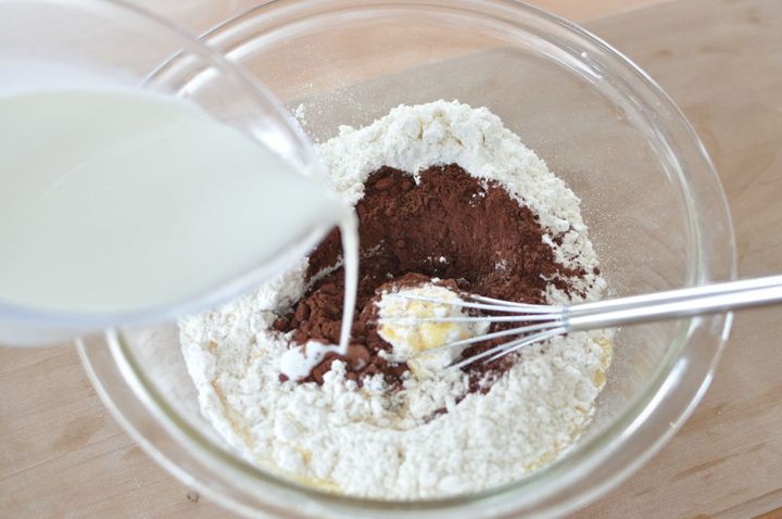 ボウルに、溶き卵、ホットケーキミックス、ココア、牛乳を入れている様子