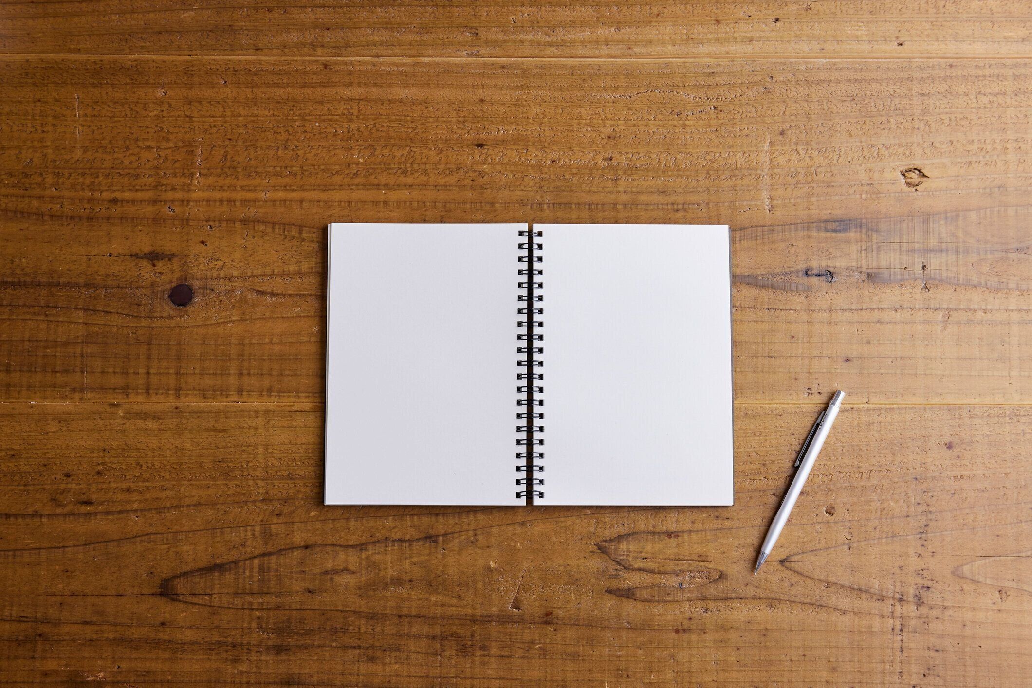 机の上に置かれた黒い紙のノート