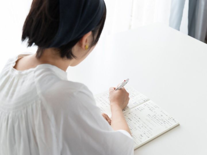 家で書き物をする