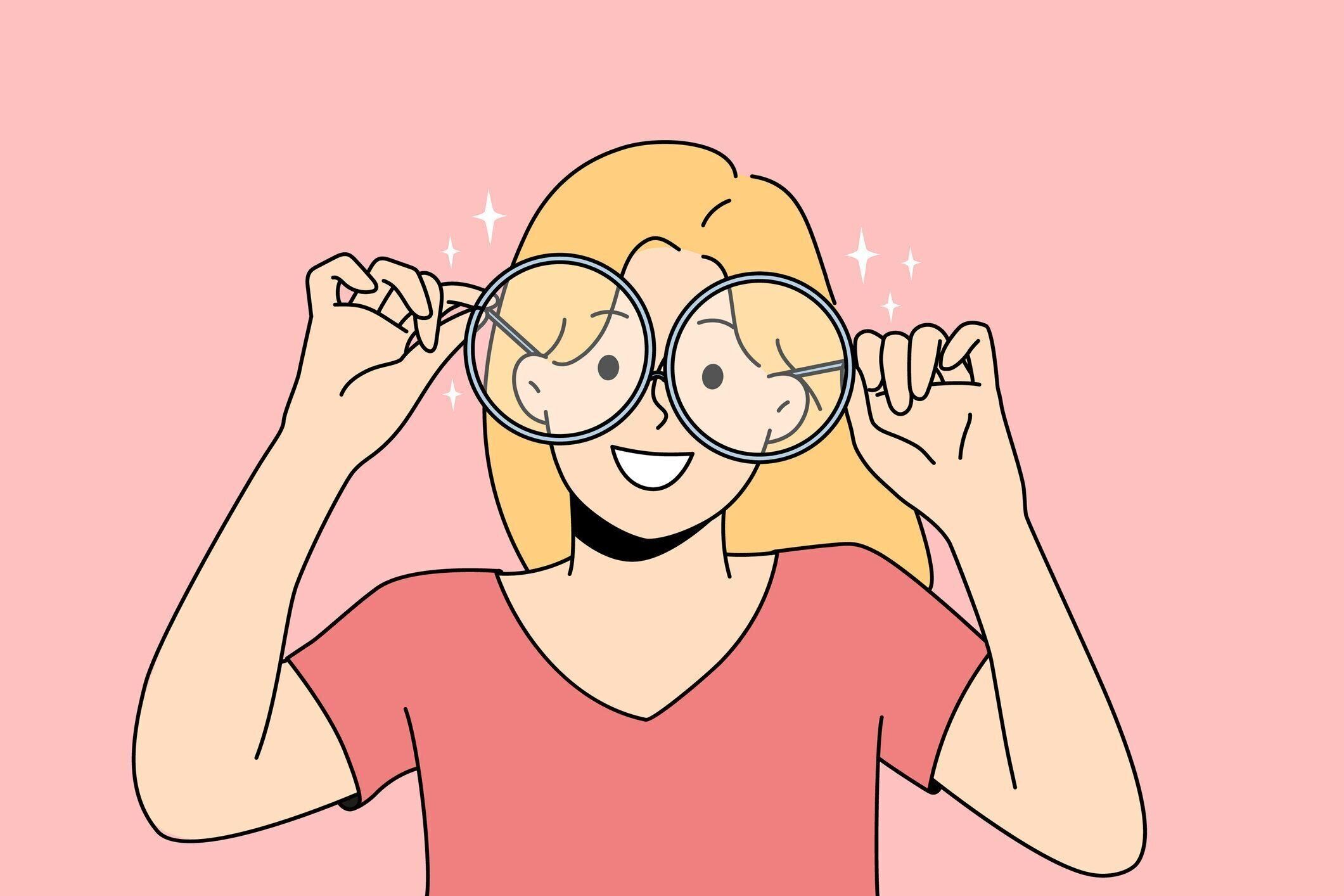 大きなメガネをかけた笑顔の女の子