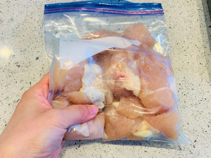 ジップロックにむね肉と液体塩こうじを入れて良くもむ様子