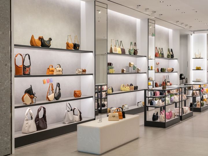 モダンなショッピングモールの高級ファッションストアフロント。