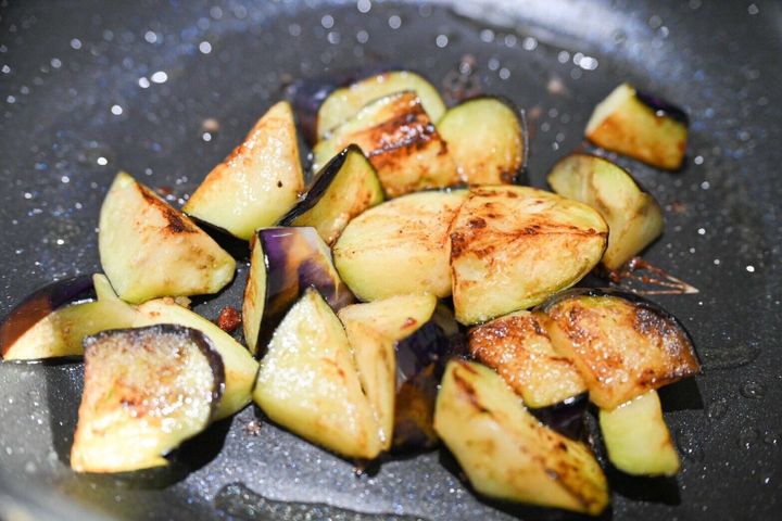 フライパンで加熱したなす