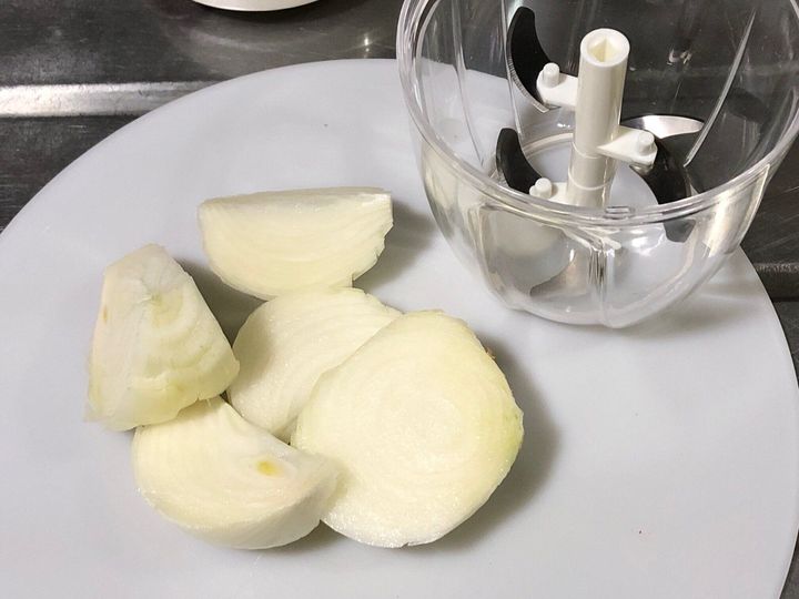 玉ねぎをみじん切りに