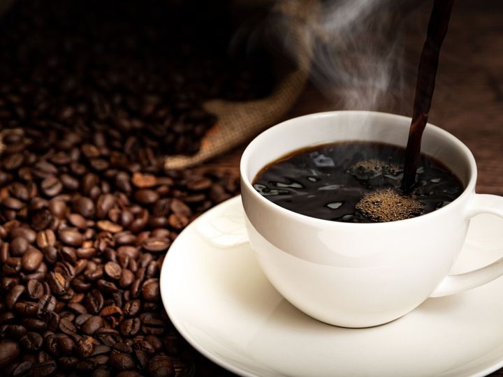 コーヒー豆とコーヒーカップ