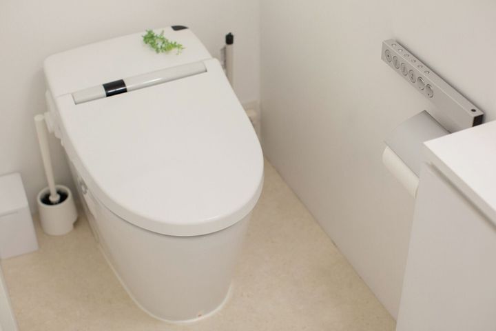 洗濯クローゼットの白いきれいなトイレ